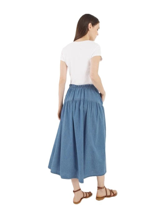 Jeansrock SO SUE Skirt Palma Denim. Der SOSUE Skirt Palma ist ein zeitloser, luftiger Midi-Rock aus 100 % Denim Baumwolle. Der elastische Bund mit kleinem Bindeband vorne sorgt für eine flexible Passform und einen entspannten Look. Durch die leicht ausgestellte Silhouette und die feine Raffung unterhalb des Bunds fällt der Rock besonders schön. Praktische seitliche Eingriffstaschen.