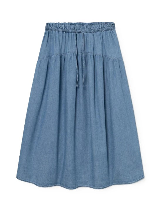 Jeansrock SO SUE Skirt Palma Denim. Der SOSUE Skirt Palma ist ein zeitloser, luftiger Midi-Rock aus 100 % Denim Baumwolle. Der elastische Bund mit kleinem Bindeband vorne sorgt für eine flexible Passform und einen entspannten Look. Durch die leicht ausgestellte Silhouette und die feine Raffung unterhalb des Bunds fällt der Rock besonders schön. Praktische seitliche Eingriffstaschen.