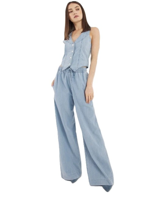 Jeansweste SO SUE Vest Denim in hellblau. Die Denim Vest aus leichtem Chambray verbindet feminine Linien mit einem klaren, modernen Look – ein echtes Styling-Piece für jeden Tag. Sie ist schmal geschnitten und hat Knöpfe zum Verschließen. Die Weste hat einen schönen V-Ausschnitt.