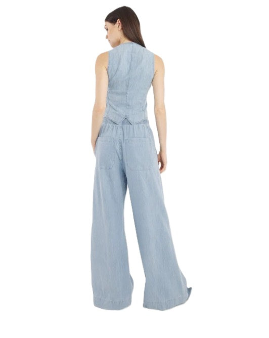 Jeansweste SO SUE Vest Denim in hellblau. Die Denim Vest aus leichtem Chambray verbindet feminine Linien mit einem klaren, modernen Look – ein echtes Styling-Piece für jeden Tag. Sie ist schmal geschnitten und hat Knöpfe zum Verschließen. Die Weste hat einen schönen V-Ausschnitt.