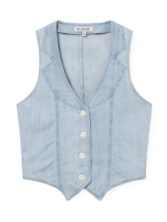 Jeansweste SO SUE Vest Denim in hellblau. Die Denim Vest aus leichtem Chambray verbindet feminine Linien mit einem klaren, modernen Look – ein echtes Styling-Piece für jeden Tag. Sie ist schmal geschnitten und hat Knöpfe zum Verschließen. Die Weste hat einen schönen V-Ausschnitt.