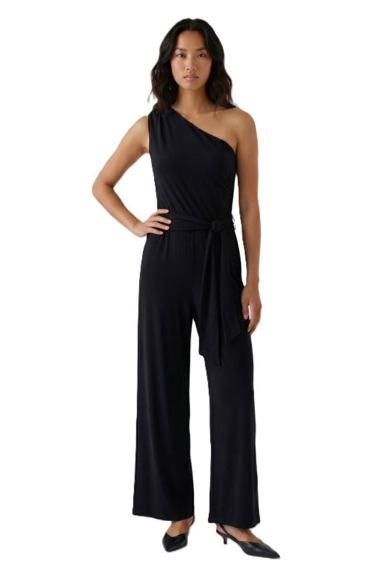 Jumpsuit Oui. Asymmetrischer Jumpsuit in schwarz. Der Jumpsuit hat einen Bindegürtel, um die Taille zu betonen und ein gerades weites Bein. Er fällt größengerecht aus