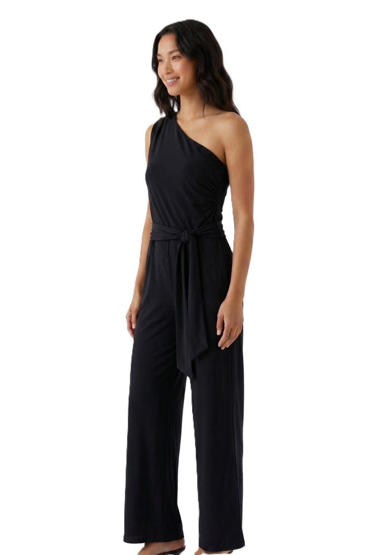 Jumpsuit Oui. Asymmetrischer Jumpsuit in schwarz. Der Jumpsuit hat einen Bindegürtel, um die Taille zu betonen und ein gerades weites Bein. Er fällt größengerecht aus