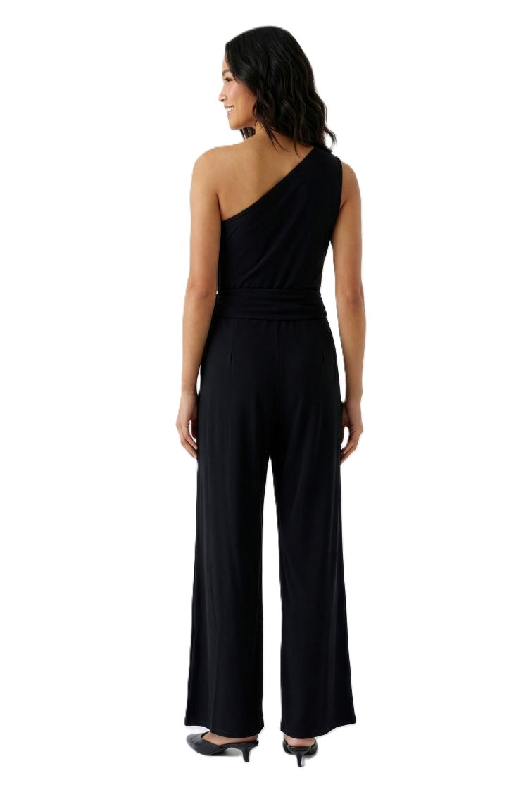 Jumpsuit Oui. Asymmetrischer Jumpsuit in schwarz. Der Jumpsuit hat einen Bindegürtel, um die Taille zu betonen und ein gerades weites Bein. Er fällt größengerecht aus