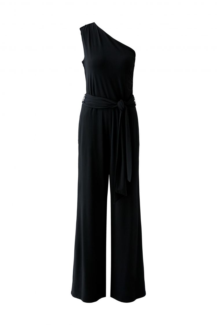 Jumpsuit Oui. Asymmetrischer Jumpsuit in schwarz. Der Jumpsuit hat einen Bindegürtel, um die Taille zu betonen und ein gerades weites Bein. Er fällt größengerecht aus