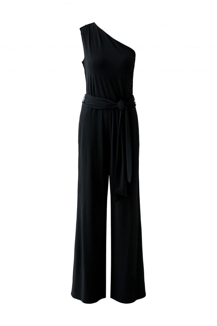 Jumpsuit Oui. Asymmetrischer Jumpsuit in schwarz. Der Jumpsuit hat einen Bindegürtel, um die Taille zu betonen und ein gerades weites Bein. Er fällt größengerecht aus