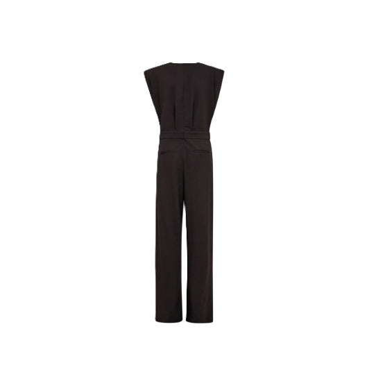 Jumpsuit Co’Couture FalconCC in Schwarz mit eleganter Silhouette, gepolsterten Schultern und feinen Falten im Oberteil. Der betonte Bund und angedeutete Gesäßtaschen unterstreichen das cleane, moderne Design.