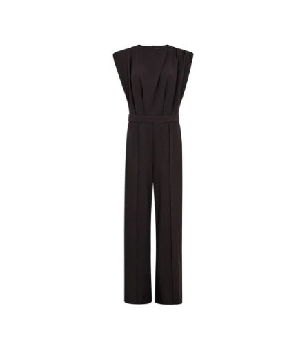 Jumpsuit Co’Couture FalconCC in Schwarz mit eleganter Silhouette, gepolsterten Schultern und feinen Falten im Oberteil. Der betonte Bund und angedeutete Gesäßtaschen unterstreichen das cleane, moderne Design.