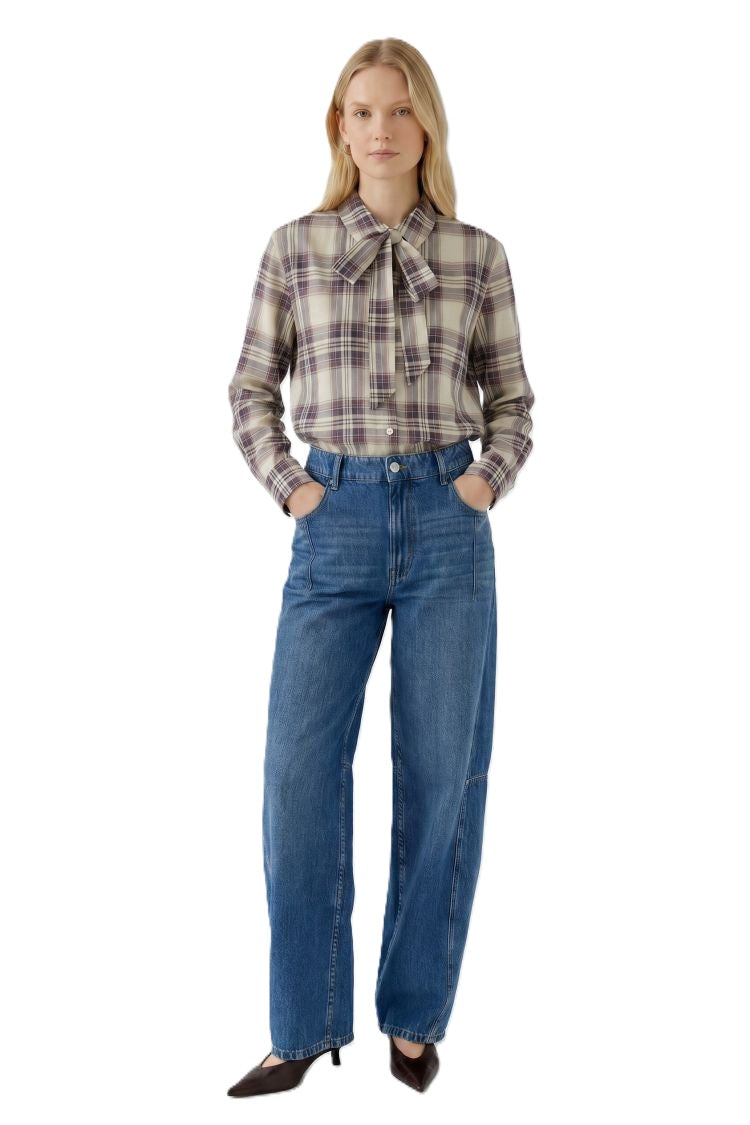 Bluse Oui. Lässige Karobluse von Oui. Die Bluse hat ein schönes Karomuster in verschiedenen Tönen. Sie hat eine feminine Schluppe und schöne Knöpfe. Sie hat eine komplette Knopfleiste, einen Kragen und Manschetten.