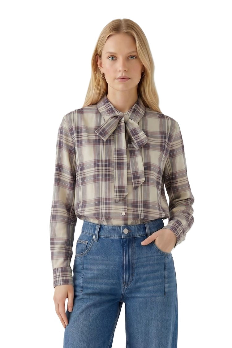 Bluse Oui. Lässige Karobluse von Oui. Die Bluse hat ein schönes Karomuster in verschiedenen Tönen. Sie hat eine feminine Schluppe und schöne Knöpfe. Sie hat eine komplette Knopfleiste, einen Kragen und Manschetten.