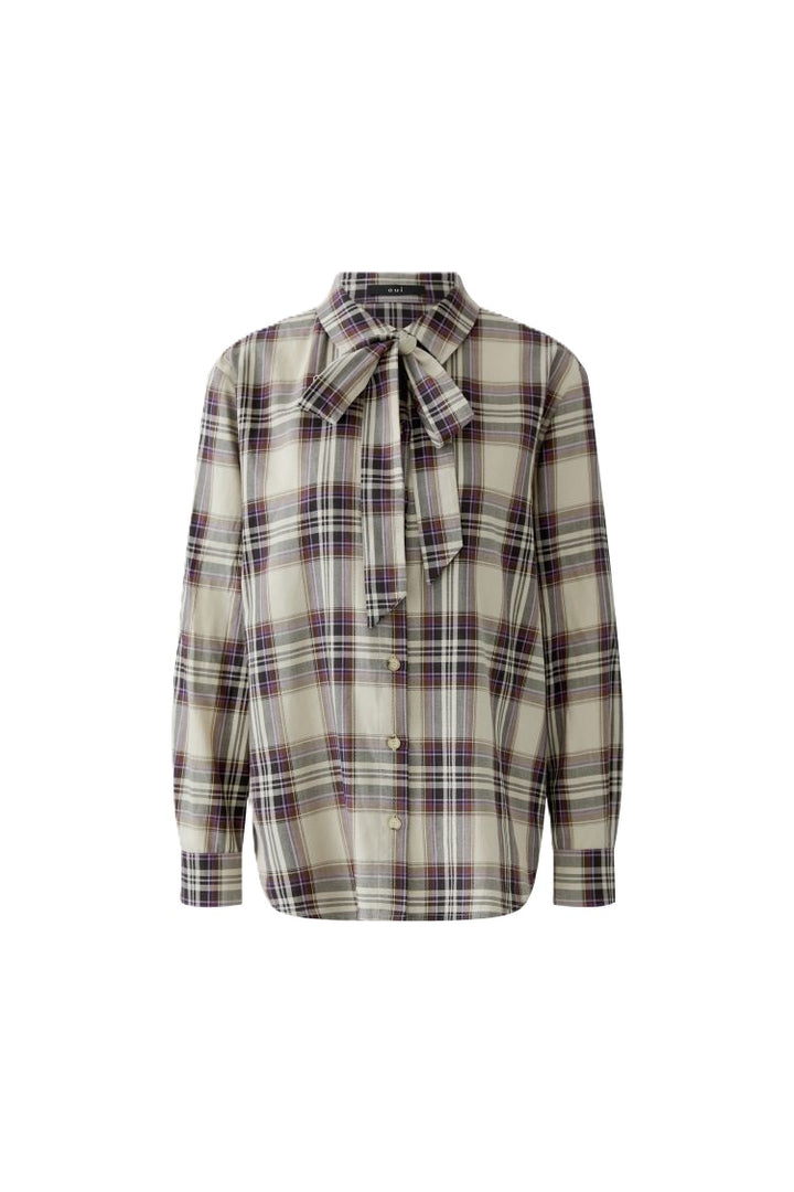 Bluse Oui. Lässige Karobluse von Oui. Die Bluse hat ein schönes Karomuster in verschiedenen Tönen. Sie hat eine feminine Schluppe und schöne Knöpfe. Sie hat eine komplette Knopfleiste, einen Kragen und Manschetten.