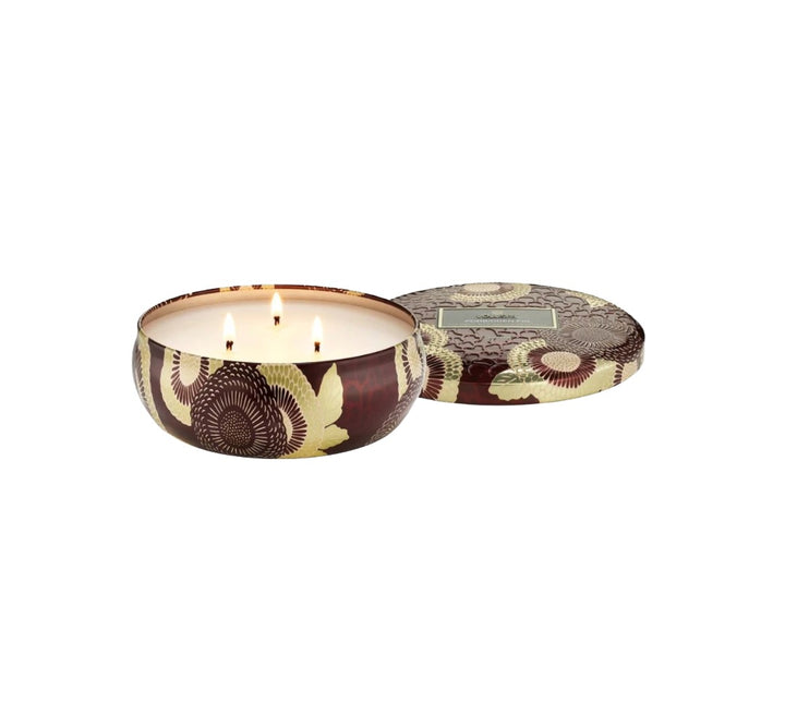 Duftkerze VOLUSPA Forbidden Fig 3 Wick Tin Candle in dekorativer Metalldose mit passendem Deckel. Die hochwertige Kokoswachsmischung mit drei natürlichen Dochten verströmt eine fruchtig-warme Duftkomposition aus Feige, wilden Beeren und warmen Holznoten.