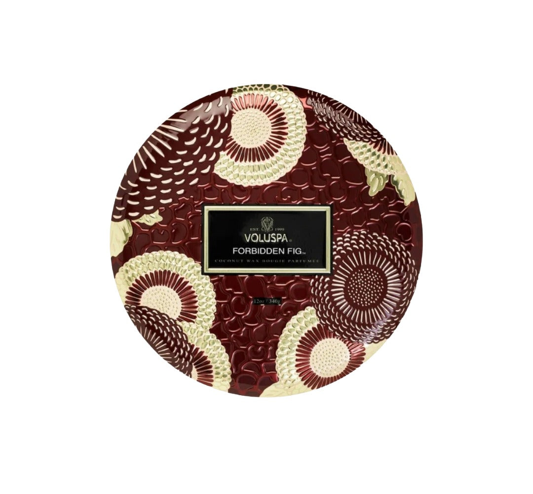 Duftkerze VOLUSPA Forbidden Fig 3 Wick Tin Candle in dekorativer Metalldose mit passendem Deckel. Die hochwertige Kokoswachsmischung mit drei natürlichen Dochten verströmt eine fruchtig-warme Duftkomposition aus Feige, wilden Beeren und warmen Holznoten.
