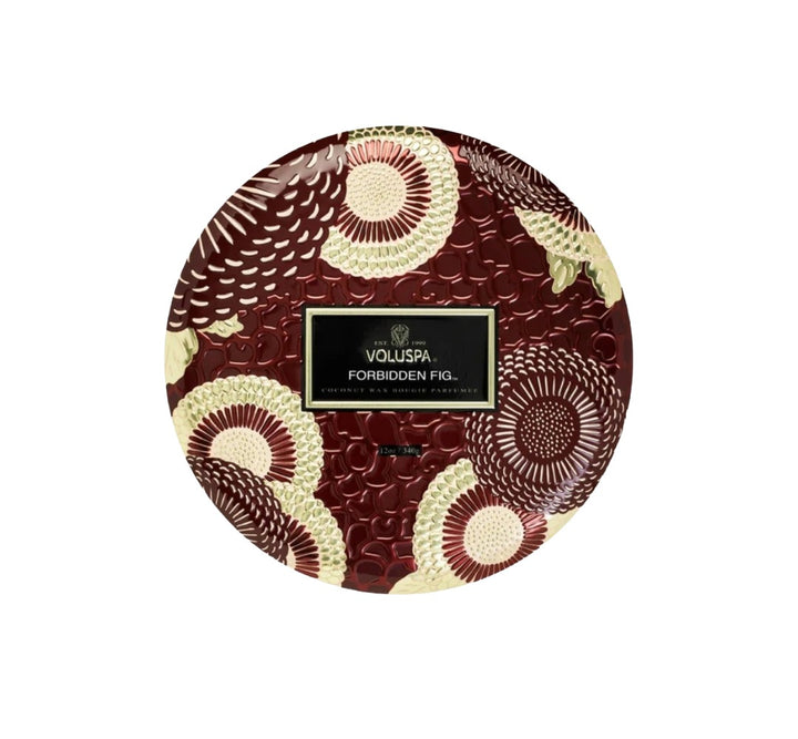 Duftkerze VOLUSPA Forbidden Fig 3 Wick Tin Candle in dekorativer Metalldose mit passendem Deckel. Die hochwertige Kokoswachsmischung mit drei natürlichen Dochten verströmt eine fruchtig-warme Duftkomposition aus Feige, wilden Beeren und warmen Holznoten.