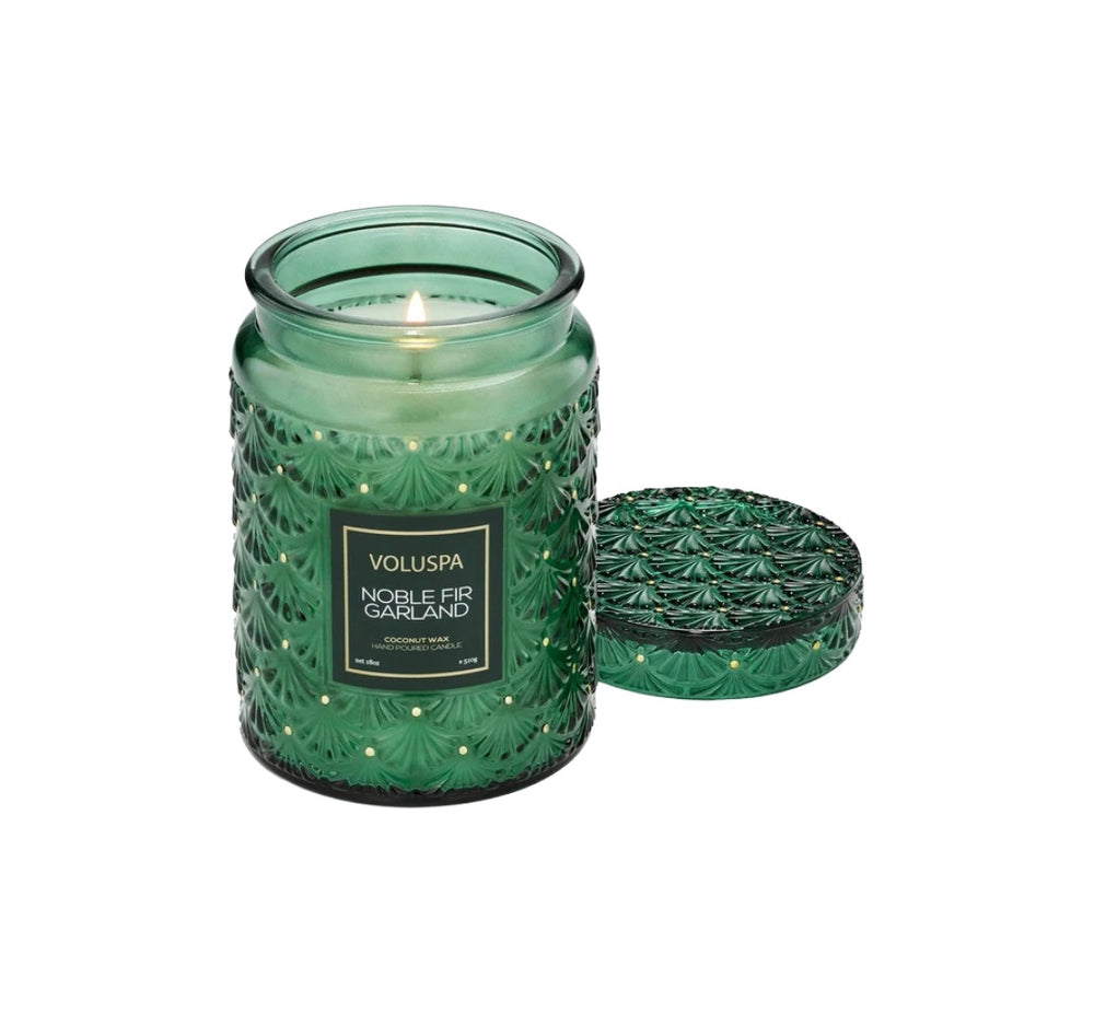 Duftkerze VOLUSPA Noble Fir Garland im dekorativen, geprägten Glasgefäß mit passendem Deckel. Die hochwertige Kokoswachsmischung mit natürlichem Docht verströmt einen festlichen Duft aus Tanne, Rosmarin, Kardamom, Zedernholz, Cashmere-Moschus und Amber.