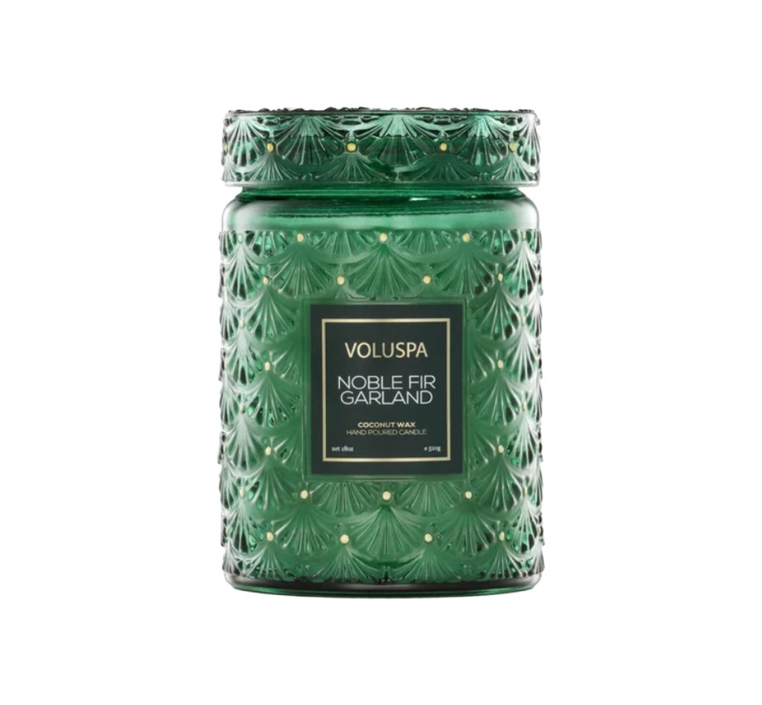 Duftkerze VOLUSPA Noble Fir Garland im dekorativen, geprägten Glasgefäß mit passendem Deckel. Die hochwertige Kokoswachsmischung mit natürlichem Docht verströmt einen festlichen Duft aus Tanne, Rosmarin, Kardamom, Zedernholz, Cashmere-Moschus und Amber.