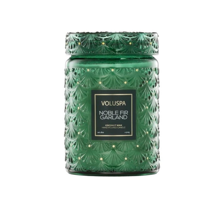 Duftkerze VOLUSPA Noble Fir Garland im dekorativen, geprägten Glasgefäß mit passendem Deckel. Die hochwertige Kokoswachsmischung mit natürlichem Docht verströmt einen festlichen Duft aus Tanne, Rosmarin, Kardamom, Zedernholz, Cashmere-Moschus und Amber.