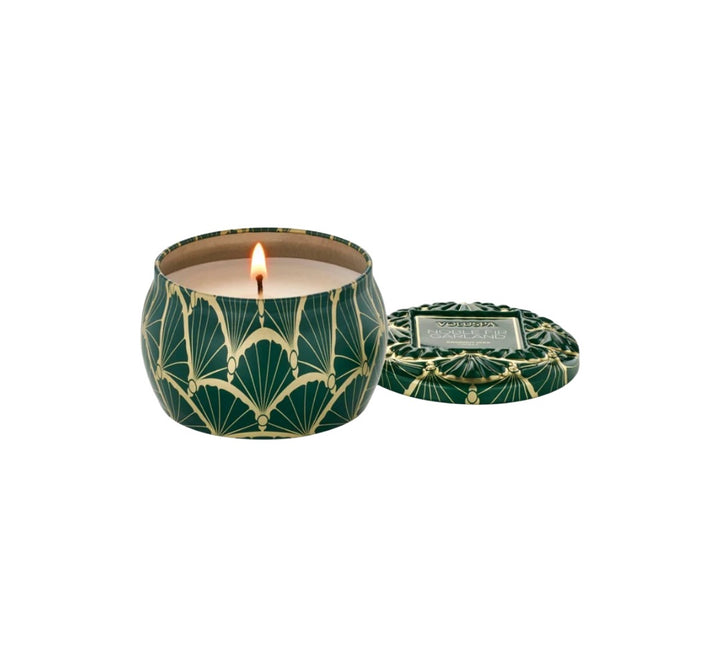 Duftkerze VOLUSPA Noble Fir Garland Mini Tin Candle in dekorativer Metalldose mit geprägtem Deckel. Die hochwertige Kokoswachsmischung mit natürlichem Docht verströmt eine winterliche Duftkomposition aus Tanne, Rosmarin, Kardamom, Zedernholz, Moschus und Amber.