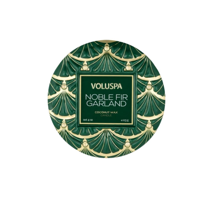 Duftkerze VOLUSPA Noble Fir Garland Mini Tin Candle in dekorativer Metalldose mit geprägtem Deckel. Die hochwertige Kokoswachsmischung mit natürlichem Docht verströmt eine winterliche Duftkomposition aus Tanne, Rosmarin, Kardamom, Zedernholz, Moschus und Amber.