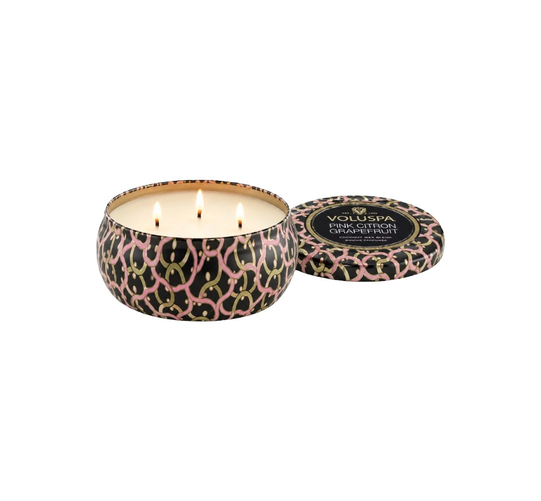 Duftkerze VOLUSPA Pink Citron Grapefruit 3 Wick Tin Candle in dekorativer Metalldose mit Japonica-Muster und passendem Deckel. Die hochwertige Kokoswachsmischung mit drei natürlichen Dochten verströmt eine fruchtig-frische Duftkomposition aus rosa Grapefruit, Sternfrucht, wilder Rose und schwarzer Johannisbeere.