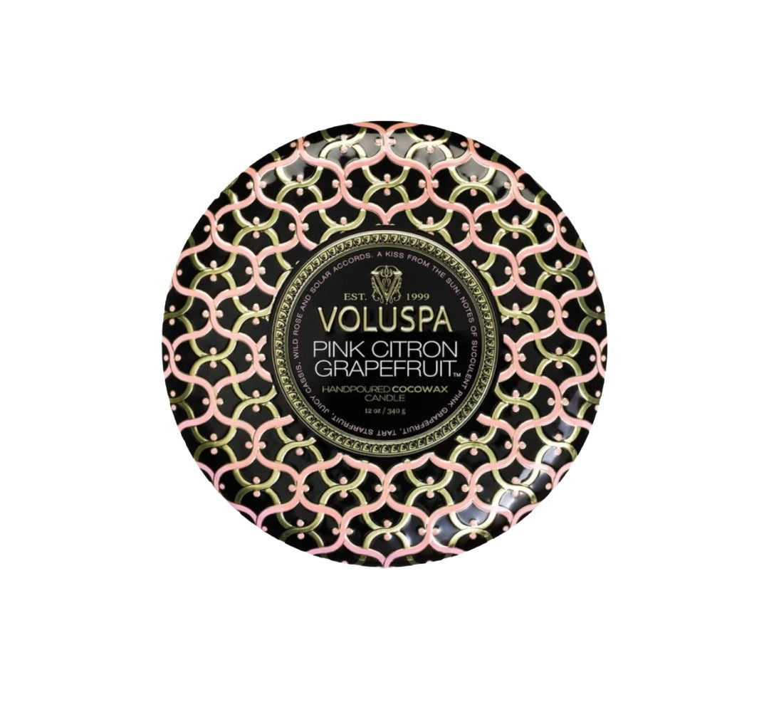Duftkerze VOLUSPA Pink Citron Grapefruit 3 Wick Tin Candle in dekorativer Metalldose mit Japonica-Muster und passendem Deckel. Die hochwertige Kokoswachsmischung mit drei natürlichen Dochten verströmt eine fruchtig-frische Duftkomposition aus rosa Grapefruit, Sternfrucht, wilder Rose und schwarzer Johannisbeere.