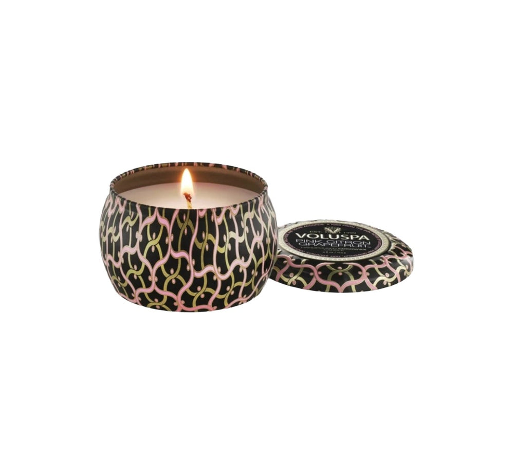 Duftkerze VOLUSPA Pink Citron Grapefruit Mini Tin Candle in dekorativer Metalldose mit Japonica-Muster und passendem Deckel. Die hochwertige Kokoswachsmischung mit natürlichem Docht verströmt eine fruchtig-frische Duftkomposition aus rosa Grapefruit, Sternfrucht, wilder Rose und schwarzer Johannisbeere.
