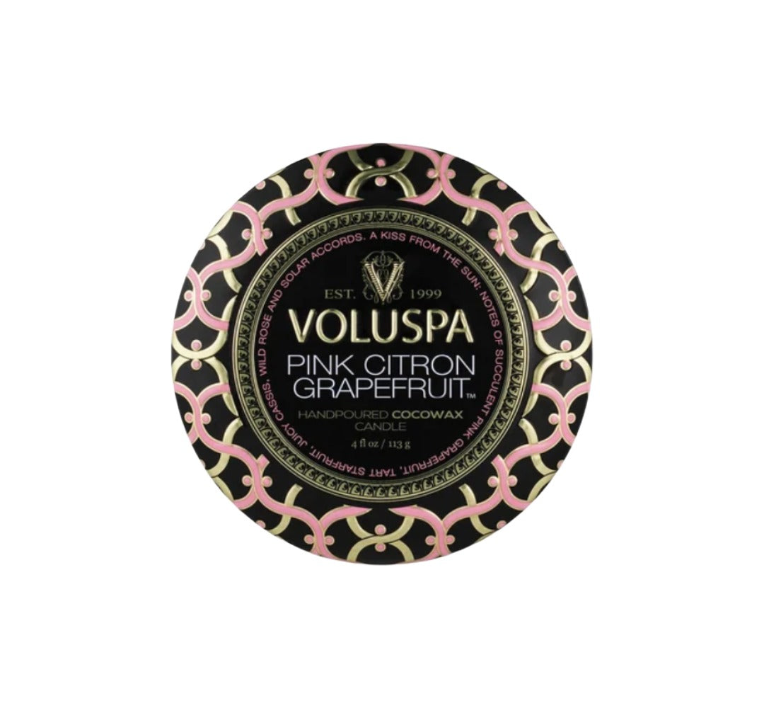 Duftkerze VOLUSPA Pink Citron Grapefruit Mini Tin Candle in dekorativer Metalldose mit Japonica-Muster und passendem Deckel. Die hochwertige Kokoswachsmischung mit natürlichem Docht verströmt eine fruchtig-frische Duftkomposition aus rosa Grapefruit, Sternfrucht, wilder Rose und schwarzer Johannisbeere.