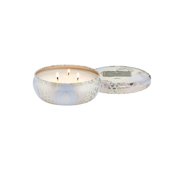 Duftkerze VOLUSPA Santal Vanille 3 Wick Tin Candle in dekorativer Metalldose mit Japonica-Muster und passendem Deckel. Die hochwertige Kokoswachsmischung mit drei natürlichen Dochten verströmt eine warme Duftkomposition aus cremiger Vanille, exotischem Oud und Sandelholz.