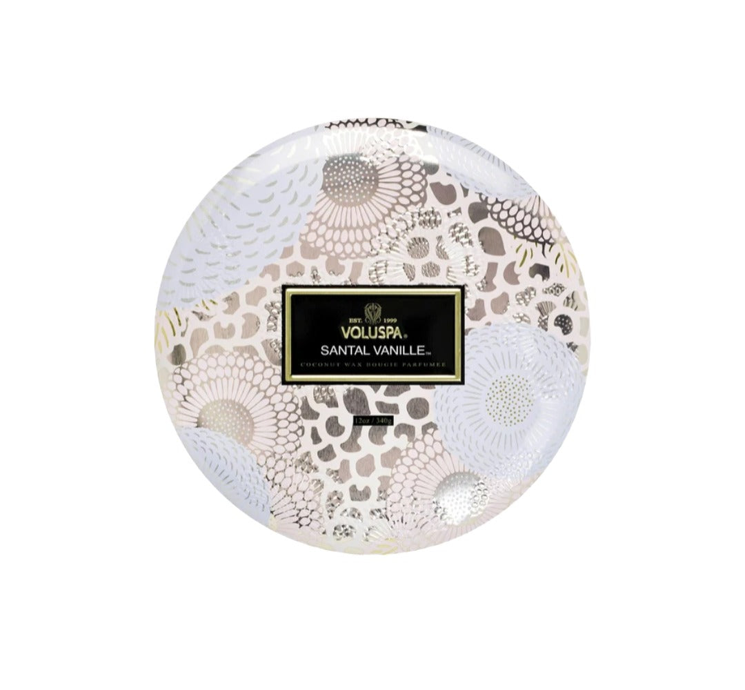 Duftkerze VOLUSPA Santal Vanille 3 Wick Tin Candle in dekorativer Metalldose mit Japonica-Muster und passendem Deckel. Die hochwertige Kokoswachsmischung mit drei natürlichen Dochten verströmt eine warme Duftkomposition aus cremiger Vanille, exotischem Oud und Sandelholz.