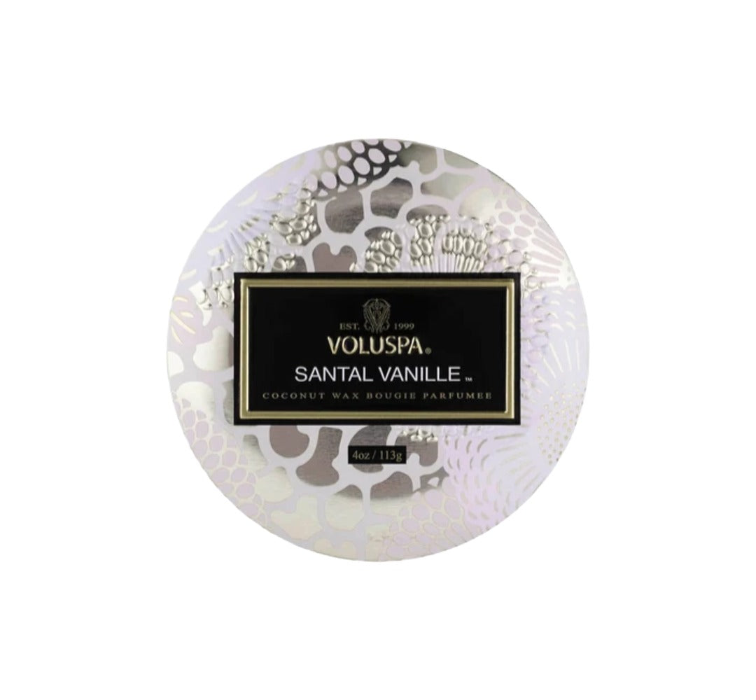 Duftkerze VOLUSPA Santal Vanille Mini Tin Candle in dekorativer Metalldose mit Japonica-Muster und passendem Deckel. Die hochwertige Kokoswachsmischung mit natürlichem Docht verströmt eine warme Duftkomposition aus cremiger Vanille, exotischem Oud und Sandelholz.
