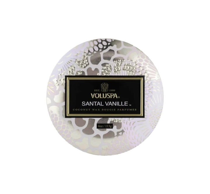 Duftkerze VOLUSPA Santal Vanille Mini Tin Candle in dekorativer Metalldose mit Japonica-Muster und passendem Deckel. Die hochwertige Kokoswachsmischung mit natürlichem Docht verströmt eine warme Duftkomposition aus cremiger Vanille, exotischem Oud und Sandelholz.