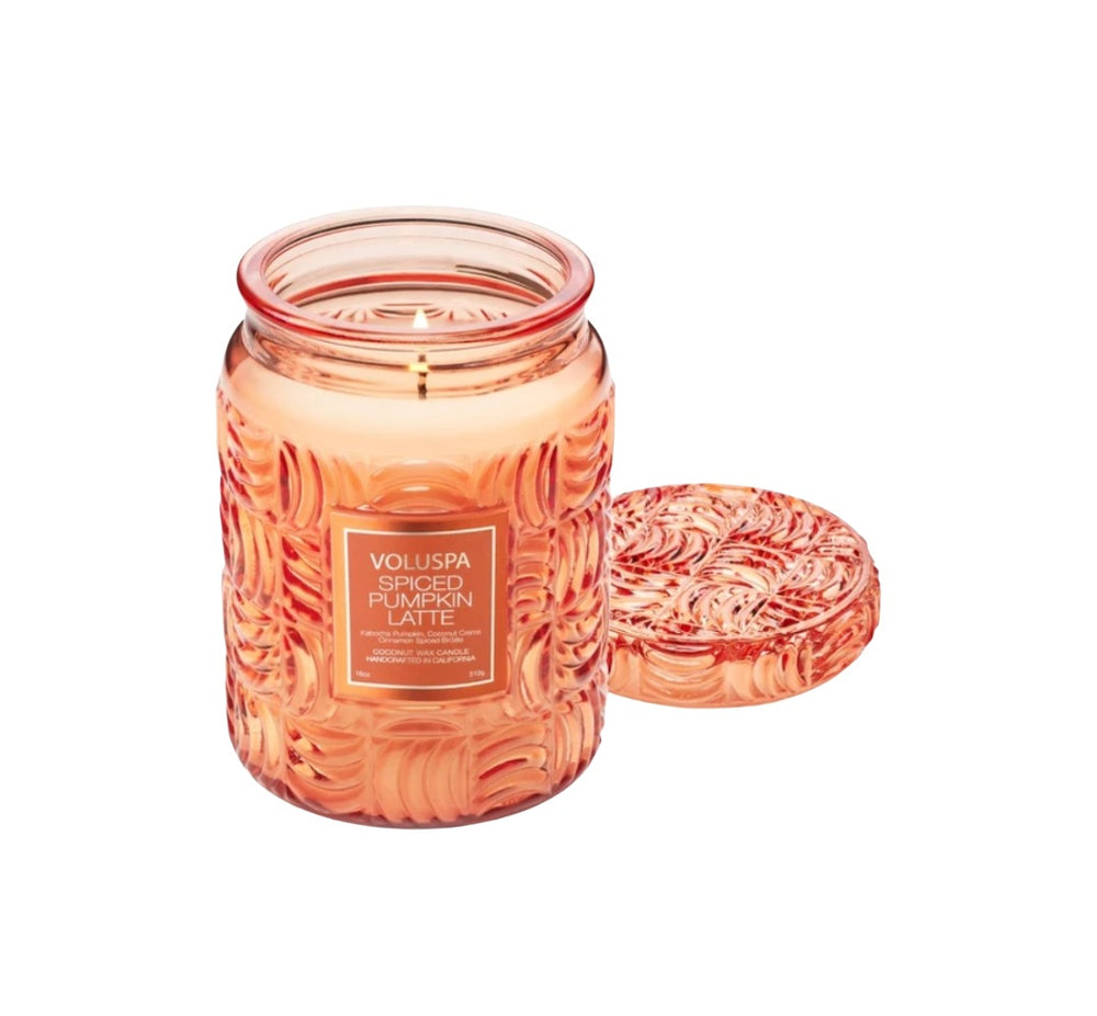 Duftkerze VOLUSPA Spiced Pumpkin Latte im dekorativen Glasgefäß mit geripptem Kürbisdesign und passendem Deckel. Die hochwertige Kokoswachsmischung mit natürlichem Docht verströmt eine herbstliche Duftkomposition aus Kürbis, Ingwer, Kardamom, Nelke, Kokosnuss, Vanille und Zimt.
