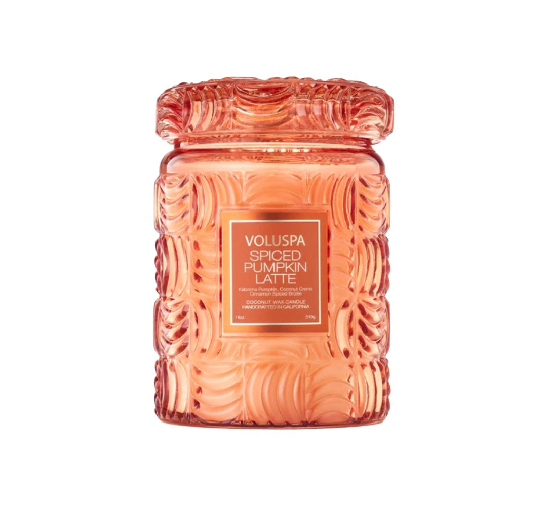 Duftkerze VOLUSPA Spiced Pumpkin Latte im dekorativen Glasgefäß mit geripptem Kürbisdesign und passendem Deckel. Die hochwertige Kokoswachsmischung mit natürlichem Docht verströmt eine herbstliche Duftkomposition aus Kürbis, Ingwer, Kardamom, Nelke, Kokosnuss, Vanille und Zimt.