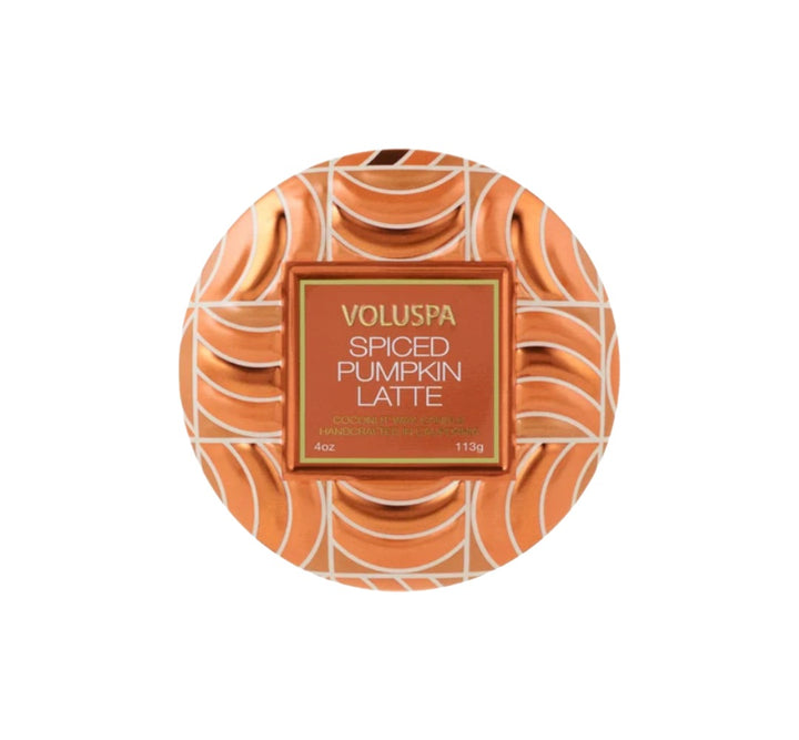 Duftkerze VOLUSPA Spiced Pumpkin Latte Mini Tin Candle in dekorativer Metalldose im gerippten Kürbisdesign mit passendem Deckel. Die hochwertige Kokoswachsmischung mit natürlichem Docht verströmt eine warme Duftkomposition aus Kürbis, Ingwer, Kardamom, Nelke, Kokosnuss, Vanille und Zimt.