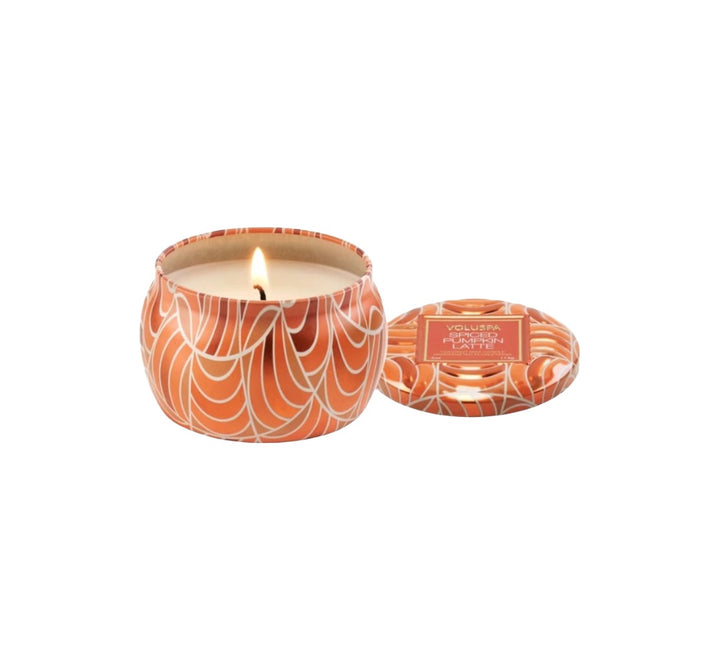 Duftkerze VOLUSPA Spiced Pumpkin Latte Mini Tin Candle in dekorativer Metalldose im gerippten Kürbisdesign mit passendem Deckel. Die hochwertige Kokoswachsmischung mit natürlichem Docht verströmt eine warme Duftkomposition aus Kürbis, Ingwer, Kardamom, Nelke, Kokosnuss, Vanille und Zimt.