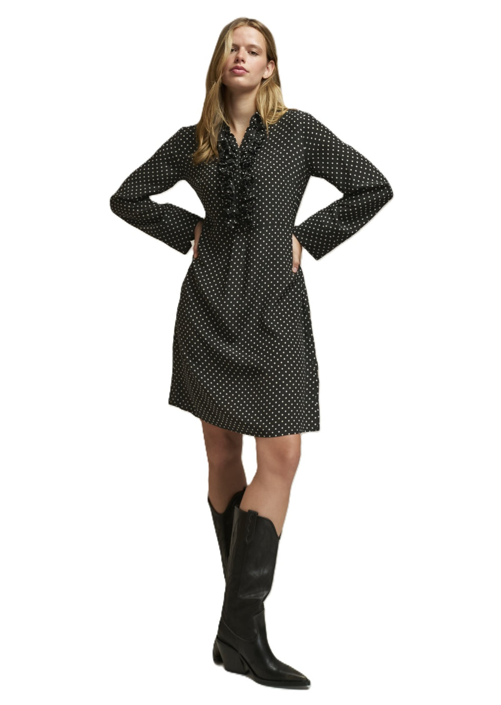 Schwarz-weiß gepunktetes Midikleid Alberta Fr. von 0039 Italy mit knielanger Shift-Silhouette. Das Kleid hat einen Hemdkragen mit einem Rüschenausschnitt und Trompetenärmel.