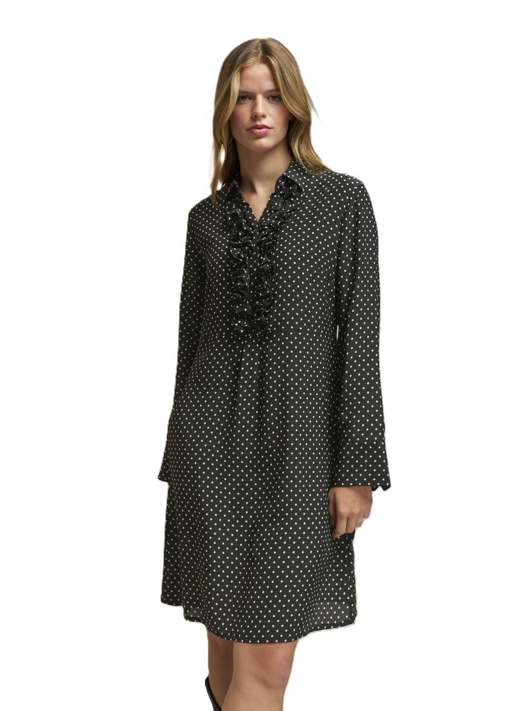 Schwarz-weiß gepunktetes Midikleid Alberta Fr. von 0039 Italy mit knielanger Shift-Silhouette. Das Kleid hat einen Hemdkragen mit einem Rüschenausschnitt und Trompetenärmel.