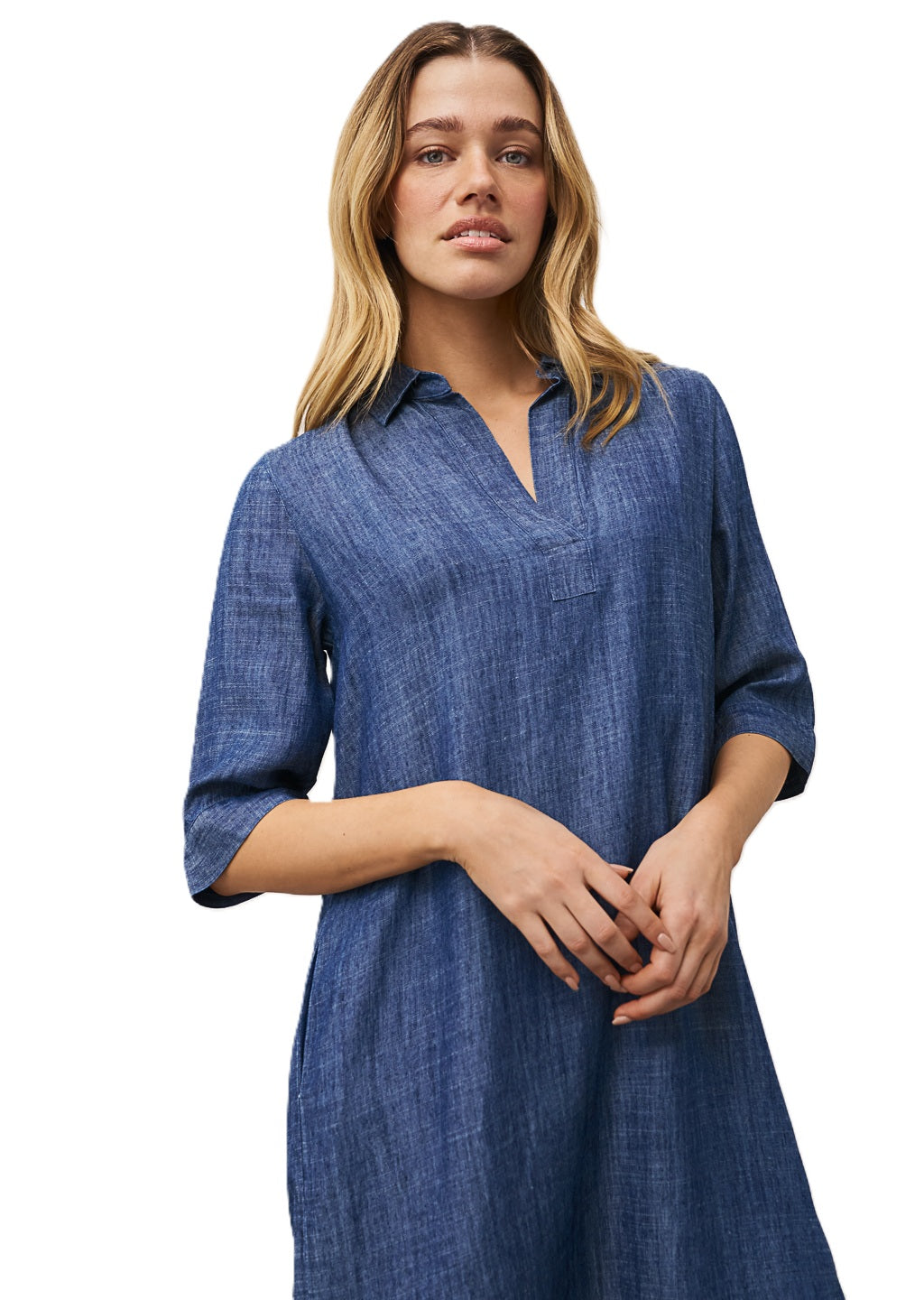 Kleid 0039 Italy Derry in Denimoptik. Das Kleid ist weit, ha einen Kragen und einen V-Ausschnitt.