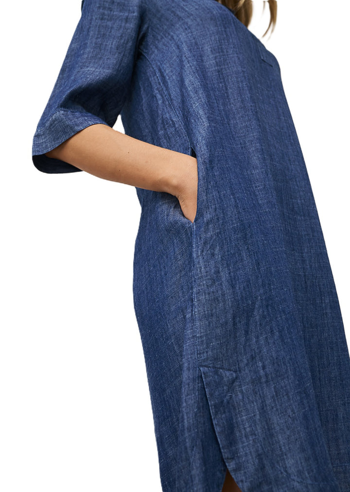 Kleid 0039 Italy Derry in Denimoptik. Das Kleid ist weit, ha einen Kragen und einen V-Ausschnitt.