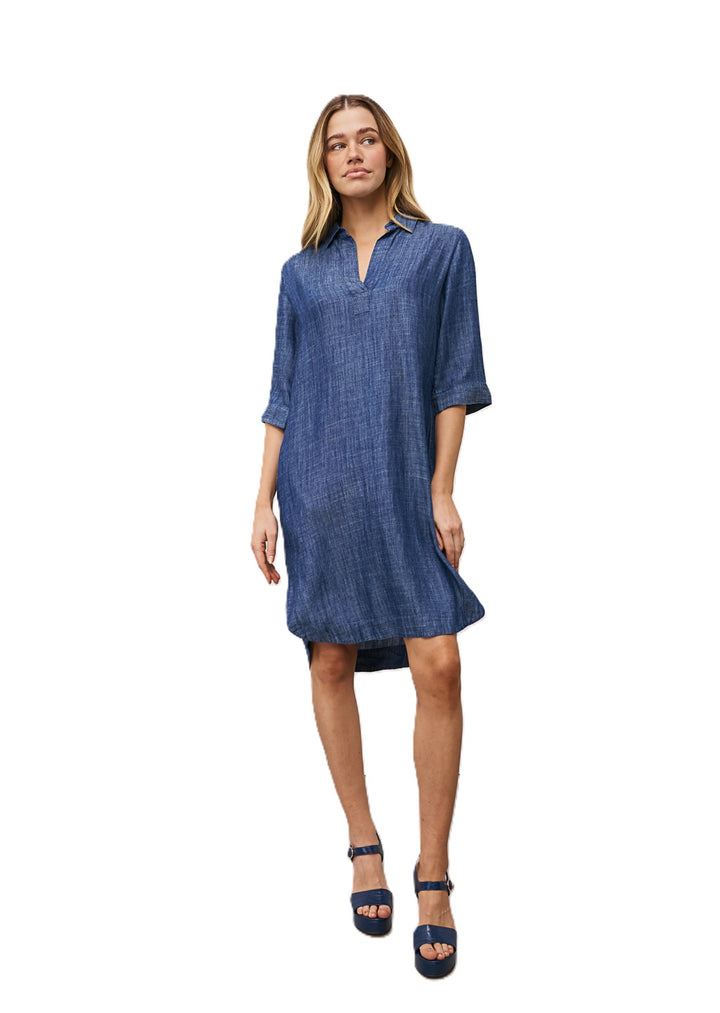Kleid 0039 Italy Derry in Denimoptik. Das Kleid ist weit, ha einen Kragen und einen V-Ausschnitt.