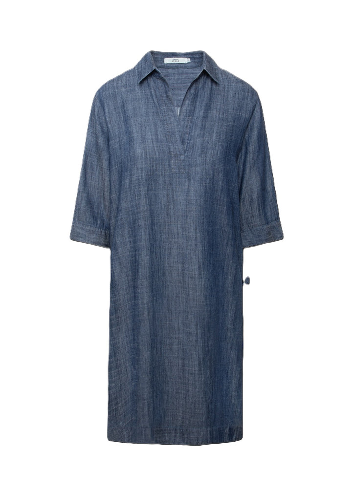 Kleid 0039 Italy Derry in Denimoptik. Das Kleid ist weit, ha einen Kragen und einen V-Ausschnitt.