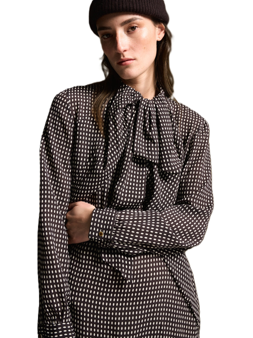 Kleid 0039 Italy Dorothea Dress. Schönes feminines Kleid mit braun/weißen Punkten und geradem Schnitt. Das Kleid ist bis ans Knie geschnitten. Es hat lange Ärmel mit Manschetten und Knopf. Eine angenähte Schluppe am Kragen ist ein besonderes Highlight. Auf der Rückseite befindet sich ein Reißverschluss. 