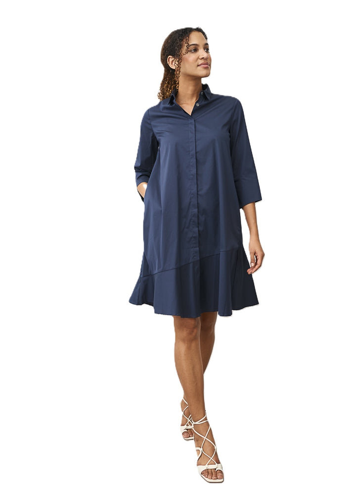 Kleid 0039 Italy Grazia in navy. Hübsches und sportliches Sommerkleid mit Kragen und kompletter Knopfleiste. Das Kleid ist leicht ausgestellt und hat seitliche Einschubtaschen. Es hat eine glatte Haptik.