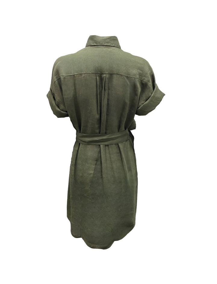 Kleid von 0039 ITALY Derby aus Leinen mit Hemdkragen. Das Kleid hat einen Bindeband, einen Kragen und ist kakigrün. 
