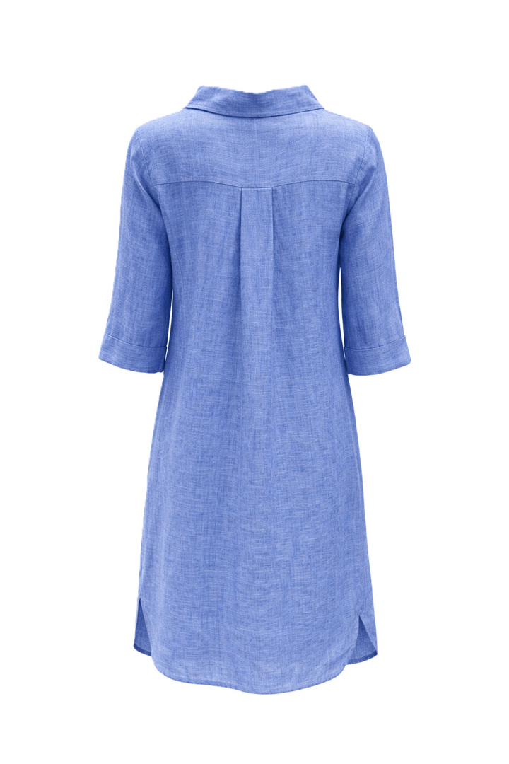 Kleid 0039 Italy Derry Dress in blau. Lässiges Sommerkleid aus 100% Leinen. Das Kleid hat einen V-Ausschnitt und Kragen. Es ist bis übers Knie geschnitten und seitlich leicht abgerundet. Das Kleid hat einen 3/4Ärmel. Das Kleid hat eine gerade Form mit Taschen.