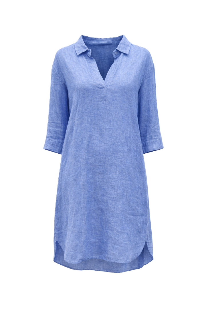 Kleid 0039 Italy Derry Dress in blau. Lässiges Sommerkleid aus 100% Leinen. Das Kleid hat einen V-Ausschnitt und Kragen. Es ist bis übers Knie geschnitten und seitlich leicht abgerundet. Das Kleid hat einen 3/4Ärmel. Das Kleid hat eine gerade Form mit Taschen.