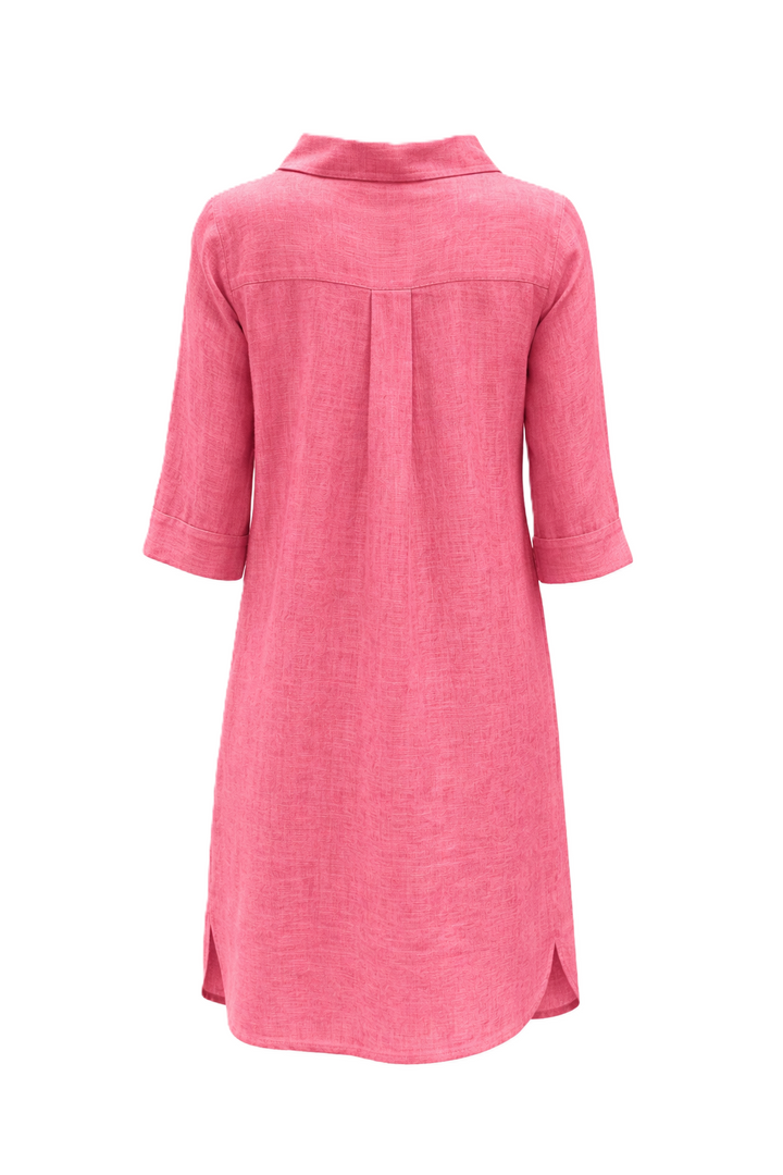 Kleid 0039 Italy Derry Dress in rosa. Lässiges Sommerkleid aus 100% Leinen. Das Kleid hat einen V-Ausschnitt und Kragen. Es ist bis übers Knie geschnitten und seitlich leicht abgerundet. Das Kleid hat einen 3/4Ärmel. Das Kleid hat eine gerade Form mit Taschen.