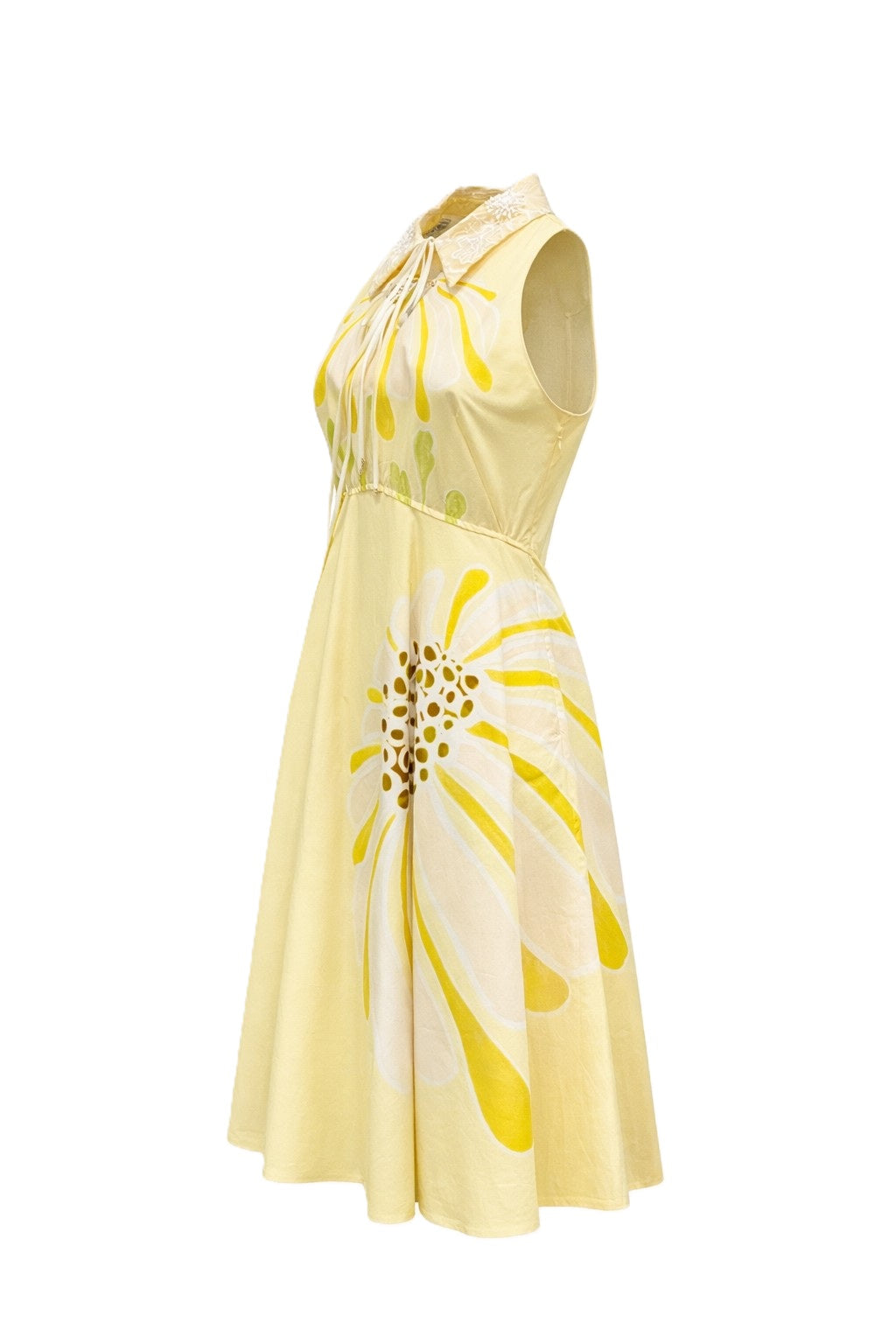 Kleid von Dorothee Schumacher Floral Power Dress in gelb mit Blumenprint und Spitzenkragen. Das Kleid hat keine Ärmel und ist mittellang mit ausgestelltem Rock und Taschen. 