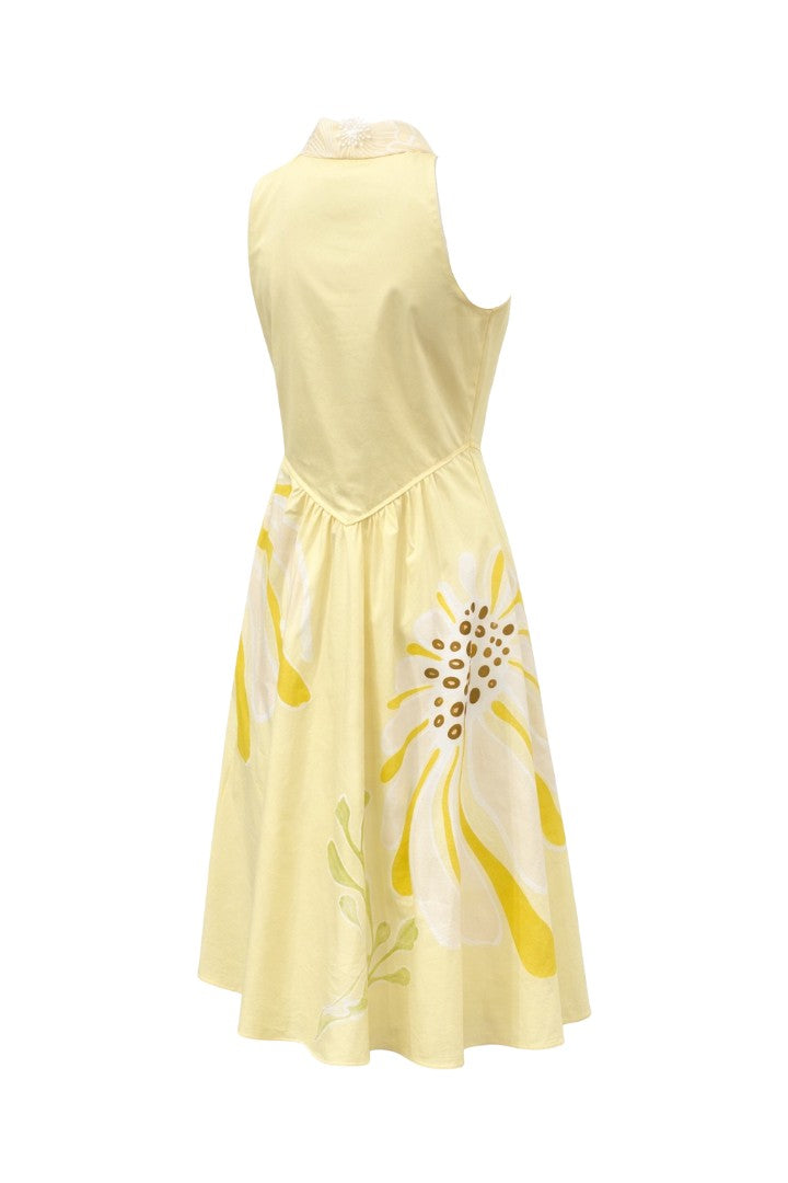 Kleid von Dorothee Schumacher Floral Power Dress in gelb mit Blumenprint und Spitzenkragen. Das Kleid hat keine Ärmel und ist mittellang mit ausgestelltem Rock und Taschen. 
