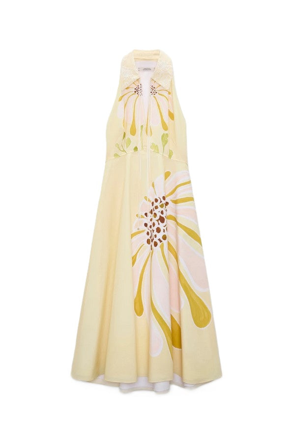 Kleid von Dorothee Schumacher Floral Power Dress in gelb mit Blumenprint und Spitzenkragen. Das Kleid hat keine Ärmel und ist mittellang mit ausgestelltem Rock und Taschen. 
